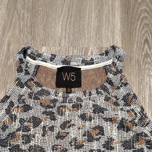 W5 Women's Gray Leopard Print Top - Picture 2 of 6